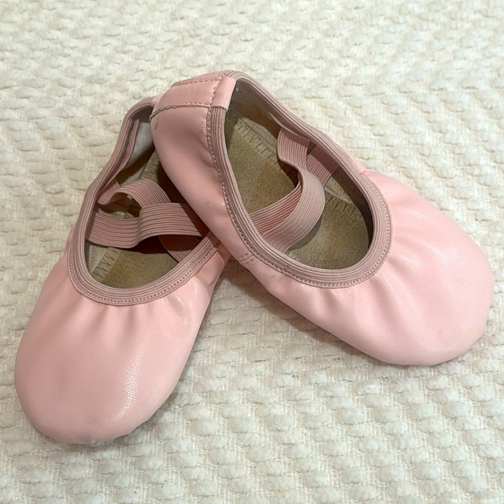 Little girls ballet shoes. Dance shoes. Size 8.